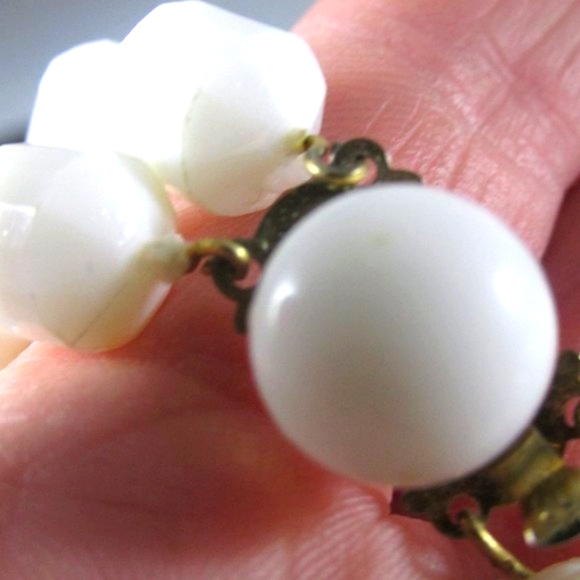 White Unique Octagon Lucite Beaded Double Strand Necklace Hong Kong Vint… - Picture 6 of 6